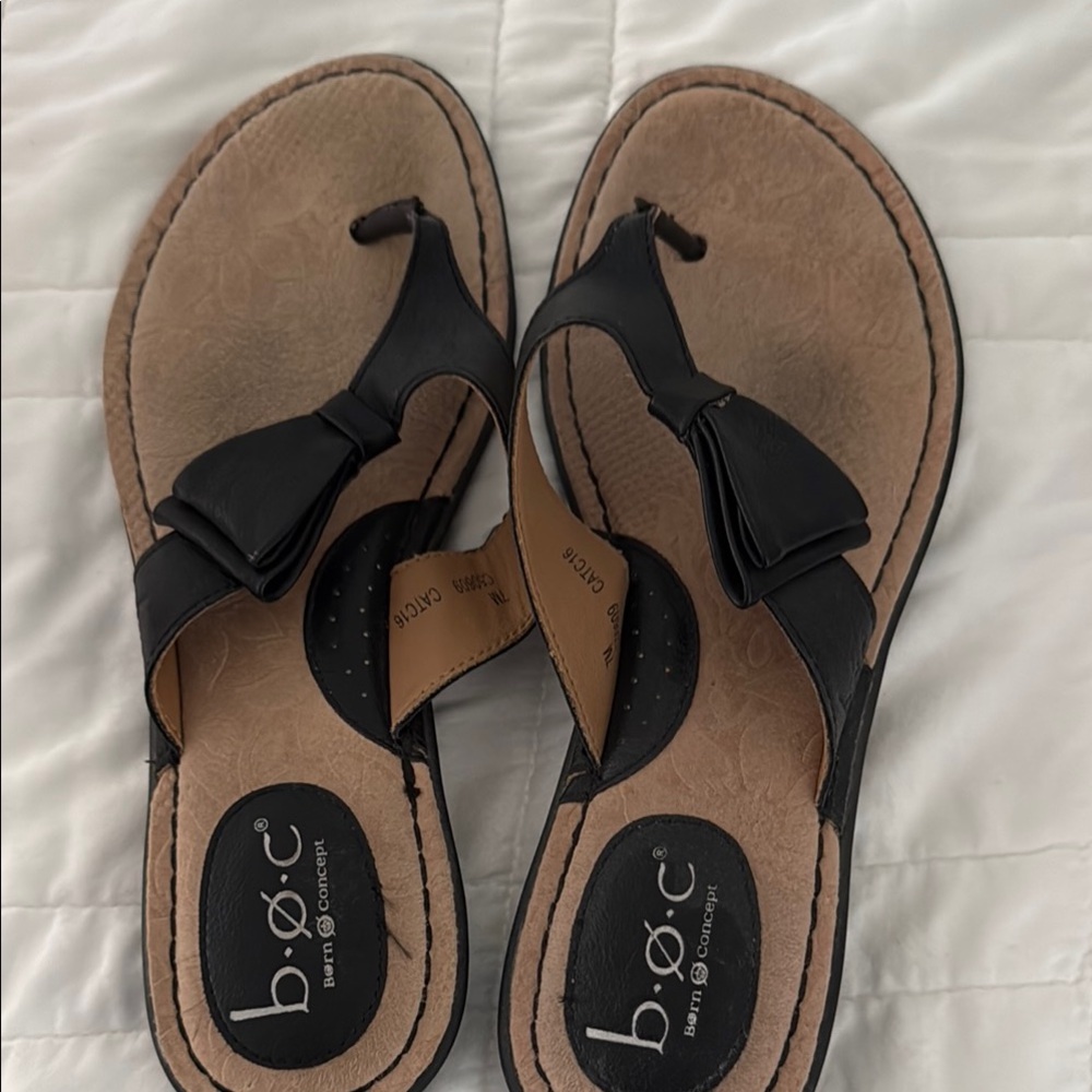 b.o.c. Women's Black and Tan Sandals